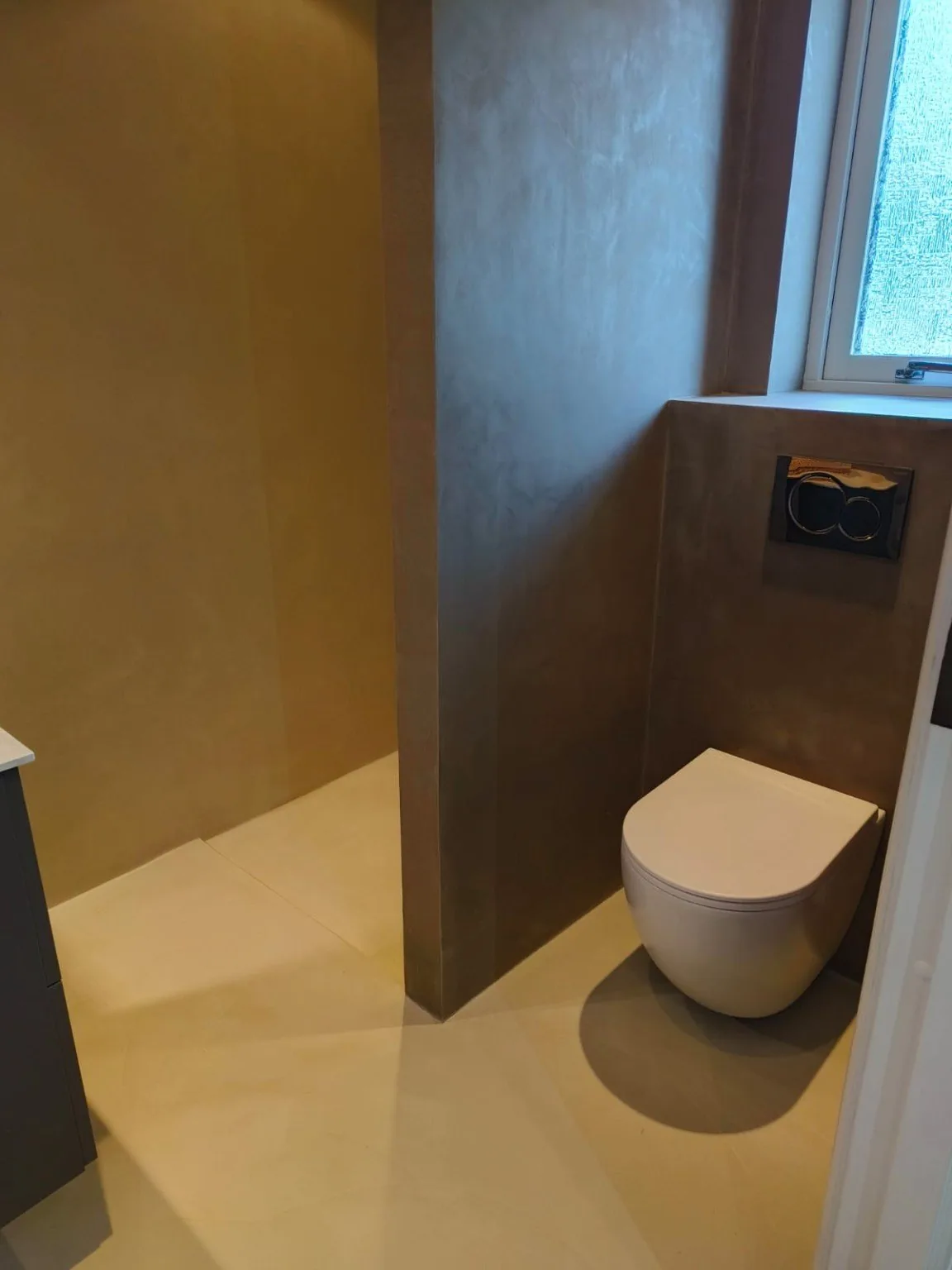 Badeværelse med toilet og bruseniche